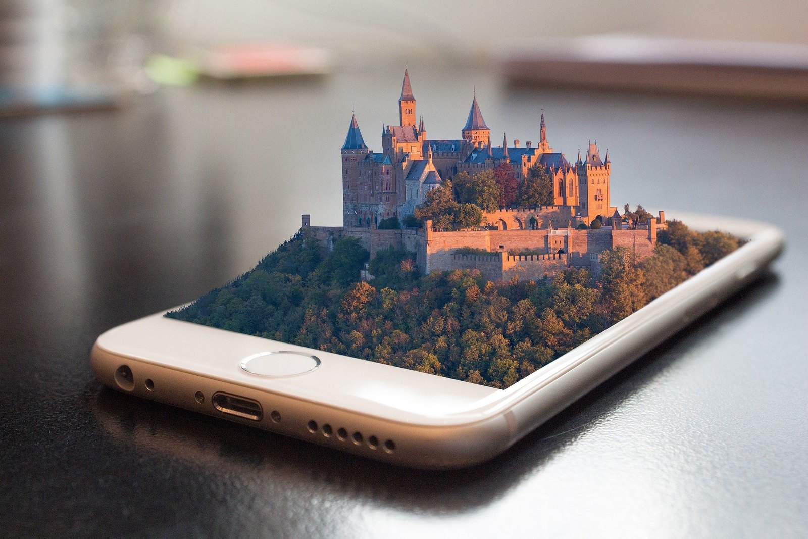 Château en relief sortant de l’écran d’un téléphone, illustration de réalité augmentée