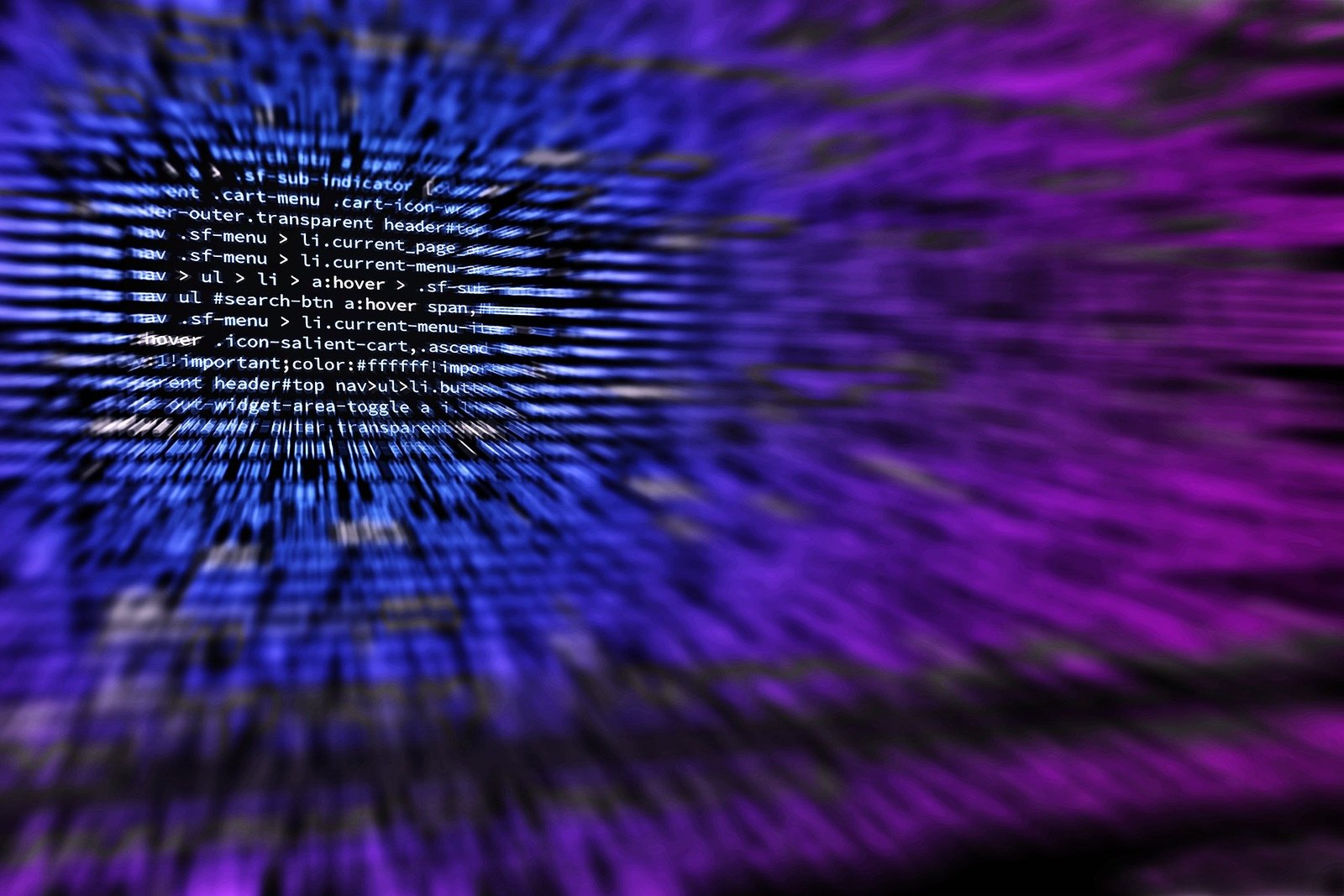 Lignes de code projetées en perspective dans un halo bleu et violet