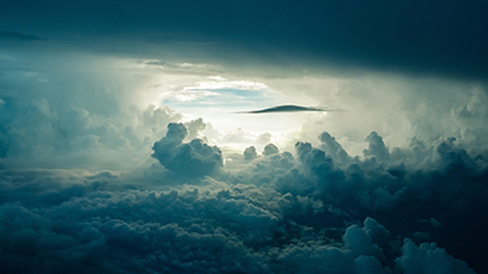 Trouée de lumière dans une masse de nuages d’orage, référence d’effet atmosphérique